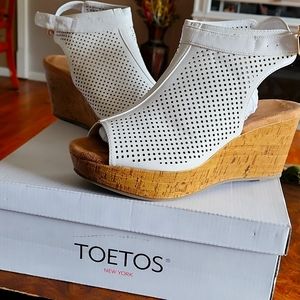 TOETOS WHITE WEDGE, cut out design,  size 8.5